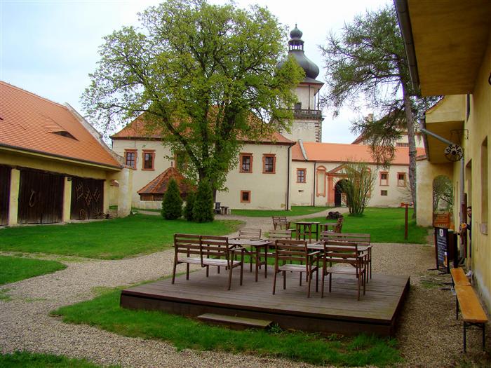 venkovní posezení před šenkem na 1. nádvoří (duben 2013)
