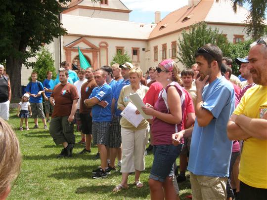 Soutěžící naslouchají úvodním instrukcím