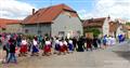 Oslava 750 let obce Jimlín v roce 2017 - průvod přes obec na zámek (foto: Vít Pávek)