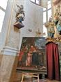 Obraz sv. Anna vyučuje malou Marii, nad obrazem socha sv. Jana Nepomuckého.