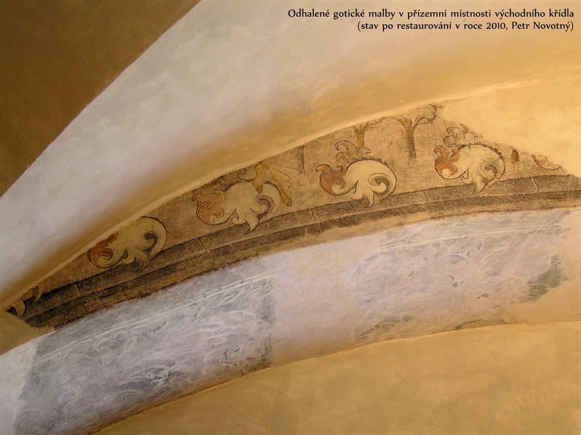 Gotické malby (konec 15. století) ve východním křídle paláce - restaurováno v letech 2009 a 2010