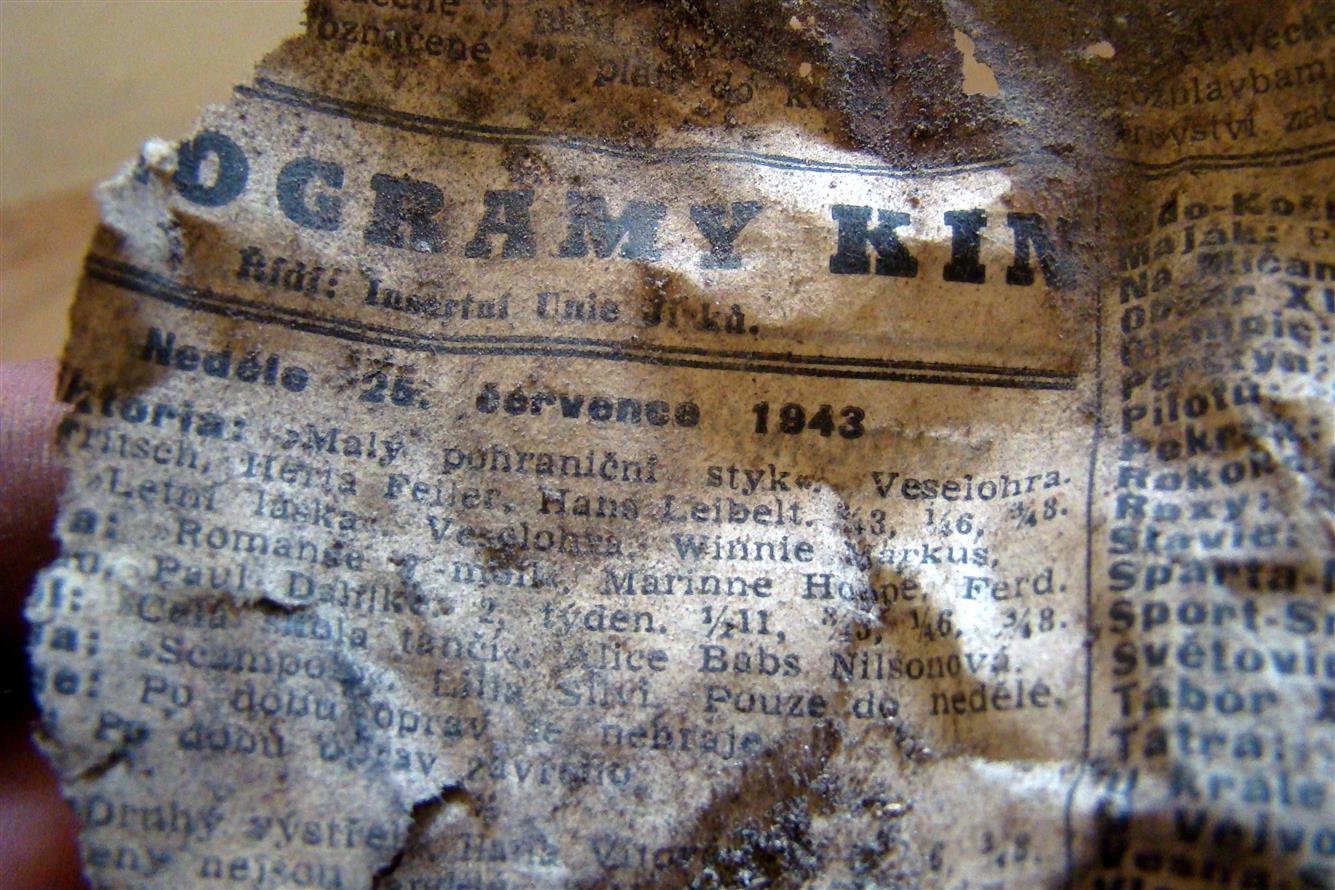 Objevený kus novin ve svrchní části popelového zásypu věže (foto Vít Pávek)
