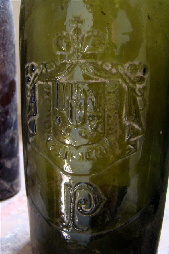 Objev několika kusů vinných a pivních lahví se schwarzenberským erbem (foto Vít Pávek)