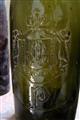 Objev několika kusů vinných a pivních lahví se schwarzenberským erbem (foto Vít Pávek)