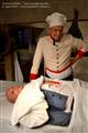 Lékař vojenského lazaretu (Josef Kabát) se skoromrtvým vojákem (Jan Charvát) - Schwarzenberské děsy / Noční prohlídky 2016 (foto: Tomáš D´Agostino)